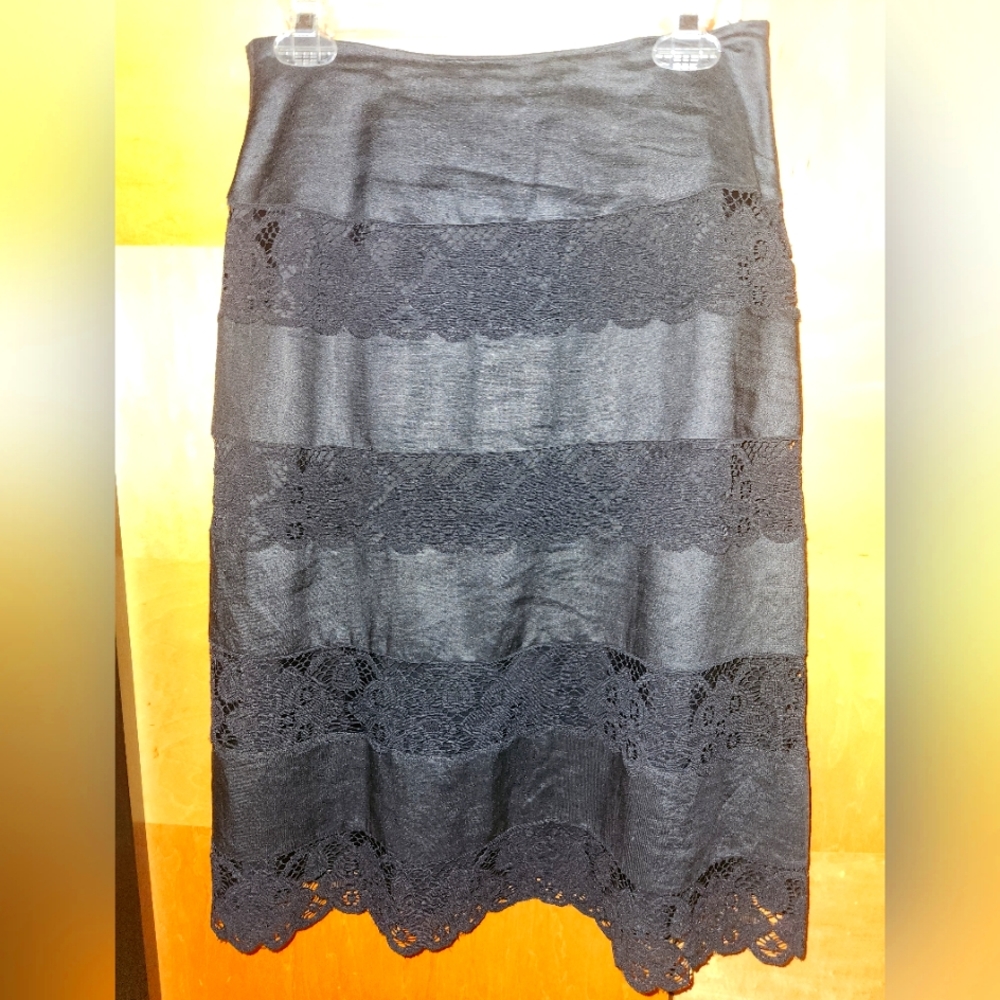 BLACK LINEN & LACE SKIRT